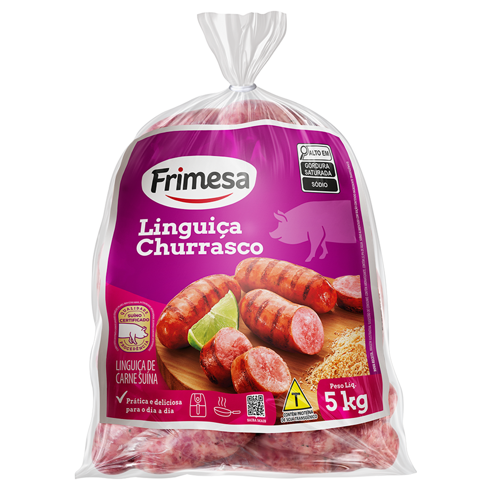 Pacote de 5kg de linguiça de carne suína Frimesa, com linguiças sobre tábua de madeira e faca ao lado.