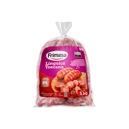 Linguiça Toscana Frimesa em embalagem plástica de 5kg, destacando pedaços fatiados sobre uma tábua de madeira.